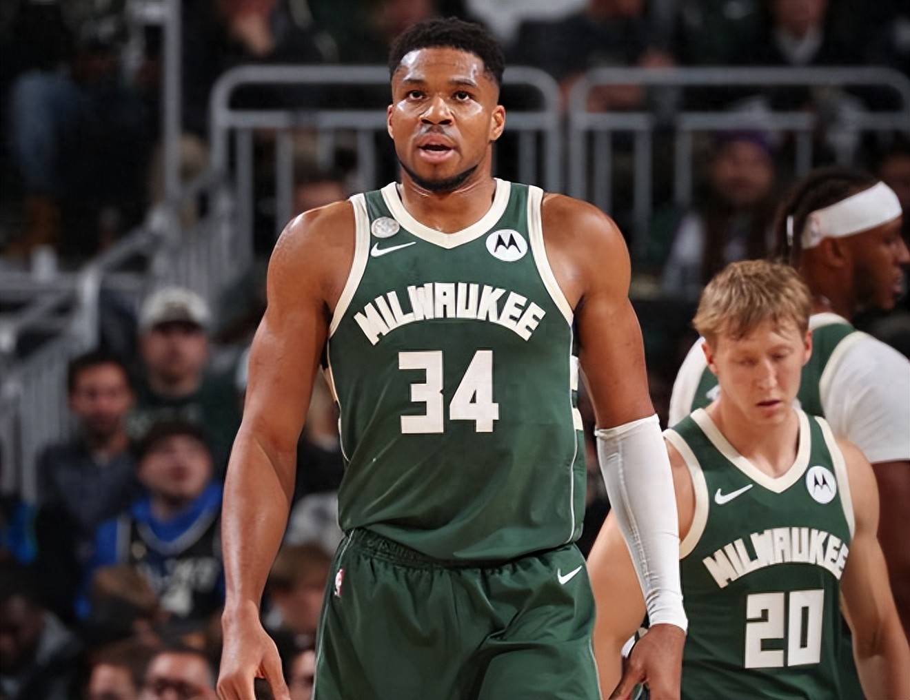 今晨密尔沃基雄鹿调整名单以备NBA季后赛;更衣室发声环节打磨;质疑声仍在;资深球员宣示担当的简单介绍 今晨密尔沃基雄鹿调整名单以备NBA季后赛;更衣室发声环节打磨;质疑声仍在;资深球员宣示担当的简单介绍