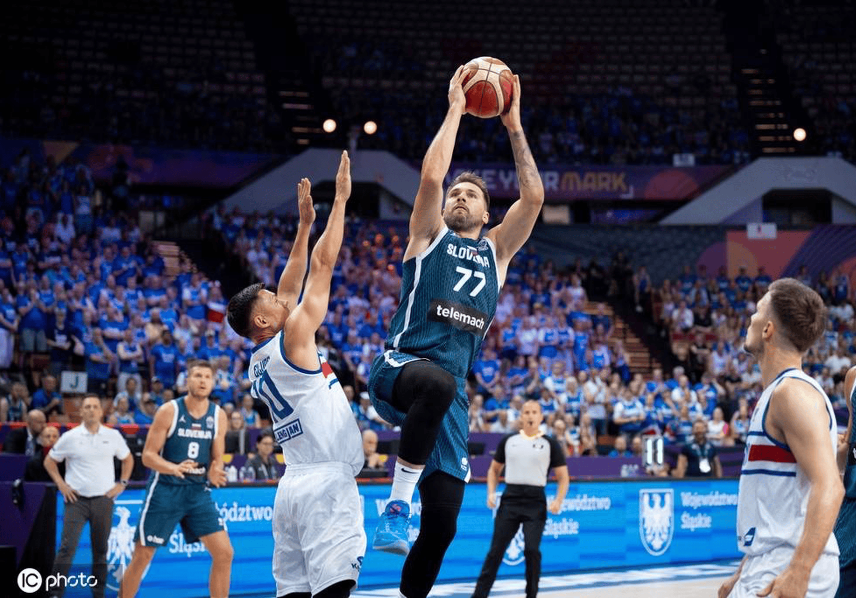 包含东契奇连续二十场比赛得分超过关键助攻，阿森纳挑战极限！的词条